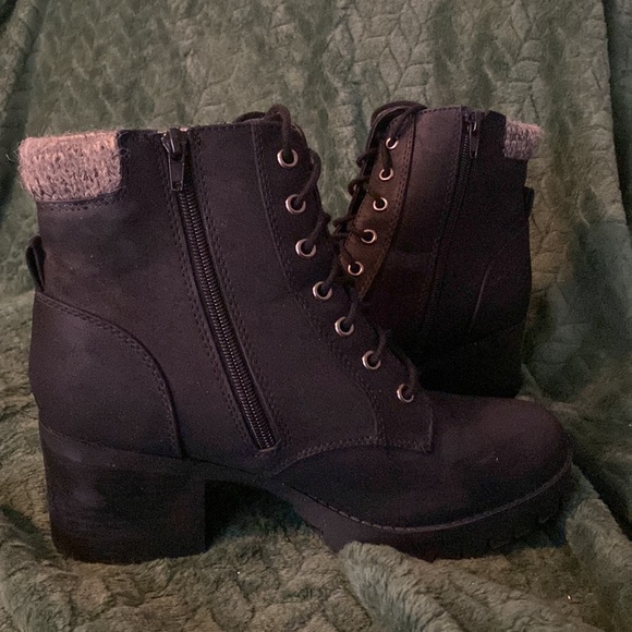 Black boots. - Picture 2 of 4